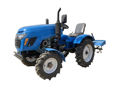 جرار زراعي بأربع عجلات بقوة 24 حصانًا مع محراث